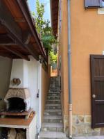 eine Treppe, die zu einem Gebäude mit einem Ofen führt in der Unterkunft Villa Serenice - F2 au calme, climatisé, WIFI et parking gratuit in Nizza