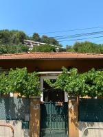 ein Haus mit grünem Tor und einem Zaun in der Unterkunft Villa Serenice - F2 au calme, climatisé, WIFI et parking gratuit in Nizza