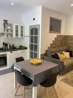 Küche&#47;Küchenzeile in der Unterkunft Villa Serenice - F2 au calme, climatisé, WIFI et parking gratuit