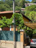ein Pfosten vor einem Haus mit einem Zaun in der Unterkunft Villa Serenice - F2 au calme, climatisé, WIFI et parking gratuit in Nizza