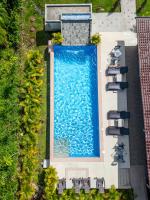 Una vista aérea de una piscina con tumbonas. en Royal River Suites &amp; Spa Aparthotel, en Mindo