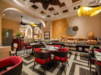 un restaurant avec des chaises et des tables rouges dans l'établissement GRAND HOTEL du LAC Boutique Saigon, à Hô-Chi-Minh-Ville