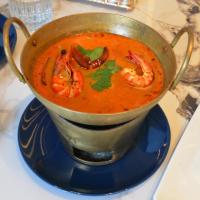 een pot garnalensoep op een blauw bord bij Madusea Grand Villa มาดูซี แกรนด์ วิลล่า in Ko Larn