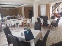 科斯蒂内什蒂For Fun resort naturist libertin - adults only的用餐室配有桌椅和白色桌布