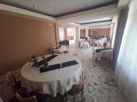 科斯蒂内什蒂For Fun resort naturist libertin - adults only的房间里有一张铺着白色桌布的桌子和几把椅子。