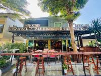 een restaurant met een tafel en stoelen ervoor bij Hillside Haven-Luxury Room in Nathon Bay