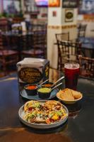 - une table avec une assiette de nourriture et une boisson dans l'établissement Casa del Mar, à Puerto Vallarta