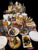 un lungo tavolo con piatti di cibo sopra di Dzoratun коттедж a Dsegh