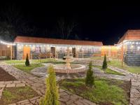 un edificio con una fontana nel cortile di notte di Dzoratun коттедж a Dsegh