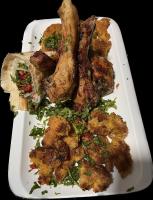 un piatto bianco di cibo con carne e verdure di Dzoratun коттедж a Dsegh