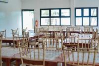 um quarto com mesas e cadeiras de madeira e janelas em Pebble Peninsula Resort em San Francisco