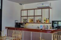 um bar com várias garrafas de álcool na parede em Pebble Peninsula Resort em San Francisco