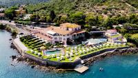 una vista aérea de una casa sobre el agua en Hotel Villa Domizia, en Porto Santo Stefano