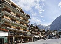 グリンデルワルトにあるHotel Central Wolter - Grindelwaldの山を背景にした道路建て