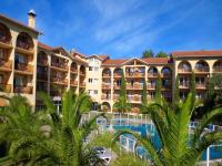 Una imagen de un resort con piscina y palmeras. en Hotel Résidence Anglet Biarritz-Parme, en Anglet