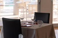 ヴェントゥリーナにあるTerme Di Venturina - Toscanaのワイングラス付きテーブル