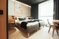 Un dormitorio con una cama en una habitación con ventana. en Time Hotel, Time To Stay art &amp; boutique, en Jyväskylä