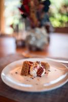 un plato con un trozo de pastel en una mesa en MAD Retreat Hotel, en Nendaz