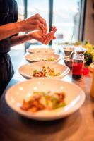 una mesa con platos blancos de comida. en MAD Retreat Hotel, en Nendaz