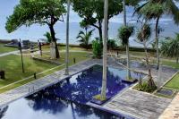 una piscina con palmeras en un parque en New Hotel Kabalana, en Ahangama