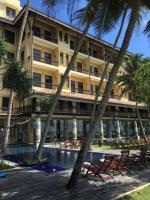 un hotel con palmeras frente a un edificio en New Hotel Kabalana, en Ahangama