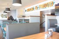 un fast food con tavolo e sedie di Skyfall Guestrooms a Green River