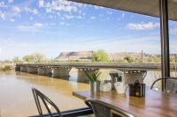 un tavolo con sedie e una vista sul fiume di Skyfall Guestrooms a Green River