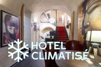 Una habitación con un cartel del comité del hotel en la pared. en Hotel du Clocher, en Rodez