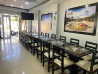 a conference room with a long table and chairs at COSTA AZUL in Tarapoto