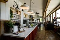 un bar in un ristorante con persone sedute ai tavoli di Cuyama Buckhorn a New Cuyama