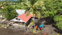 にあるNatalei Eco Lodgeの椰子の木のある家の頭上