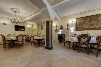 Un comedor con mesas y sillas y una chimenea. en Hotel Boutique ANEMONA, en Craiova