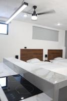 Un dormitorio con una gran cama blanca y un techo en Apartamentos 31, en Progreso