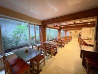 Posezení v ubytování Darjeeling Mall is 700 m From Apsara Darjeeling Pure veg