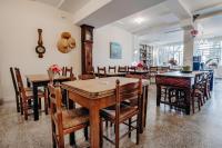 Un comedor con mesas y sillas de madera. en Hostel Demain c'est loin, en Hendaya