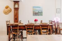 comedor con mesa de madera y reloj en Hostel Demain c'est loin, en Hendaya