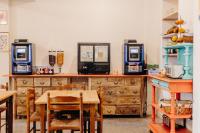 Una cocina con dos máquinas antiguas sobre una encimera. en Hostel Demain c'est loin, en Hendaya