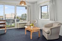 Ein Sitzbereich in der Unterkunft Beachcomber Motel