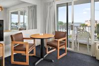 Ein Sitzbereich in der Unterkunft Beachcomber Motel