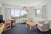 Ein Sitzbereich in der Unterkunft Beachcomber Motel