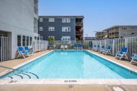 Der Swimmingpool an oder in der Nähe von Beachcomber Motel