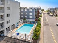 Der Swimmingpool an oder in der Nähe von Beachcomber Motel