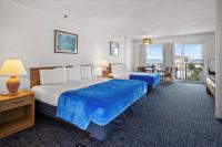 ein Hotelzimmer mit zwei Betten und Balkon in der Unterkunft Beachcomber Motel in Ocean City