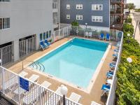 Der Swimmingpool an oder in der Nähe von Beachcomber Motel
