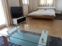 Televízia a/alebo spoločenská miestnosť v ubytovaní Apartments Villa Maslinica
