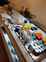 ein Buffet mit vielen verschiedenen Speisen in der Unterkunft U-Hotel Aduana Ribadeo in Ribadeo