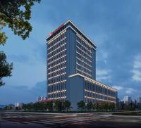 un edificio alto con muchas ventanas en Hilton Garden Inn Linyi Shangcheng, en Linyi