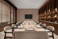 Hilton Garden Inn Chengdu Jinniu Yipintianxia في تشنغدو: غرفة مؤتمرات بها طاولة طويلة وكراسي