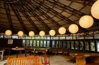 uma sala grande com mesas de pingue-pongue e luzes chinesas em Krazy Gecko Resort em Pokhara