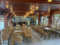 ein Esszimmer mit Holztischen und Stühlen in der Unterkunft Trang An River Sunshine in Ninh Bình